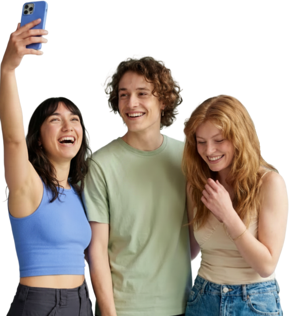 Drei junge Menschen stehen zusammen, lachen und machen ein Selfie mit dem Smartphone