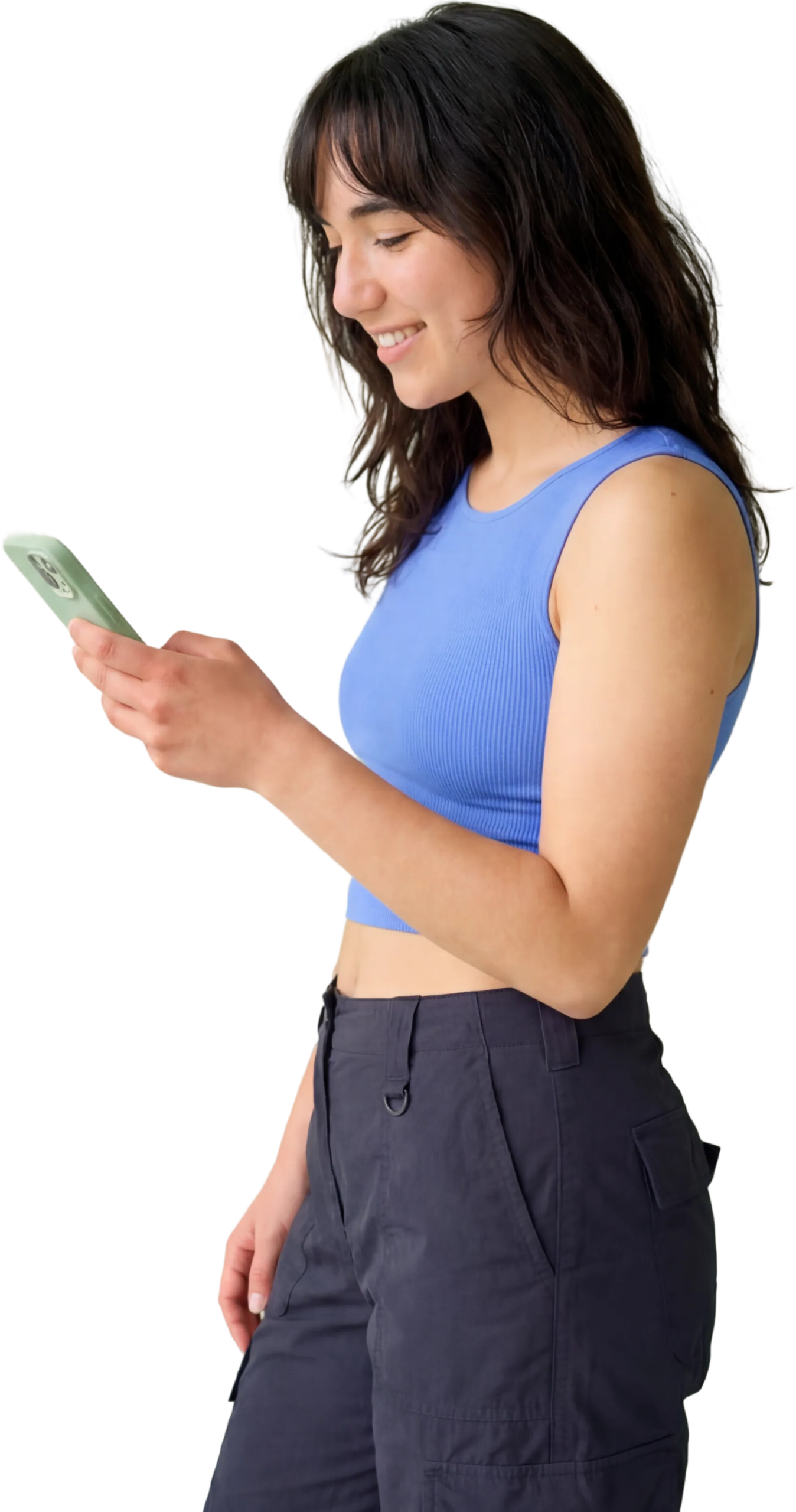 Junge Frau in blauem Top nutzt lächelnd ihr Smartphone