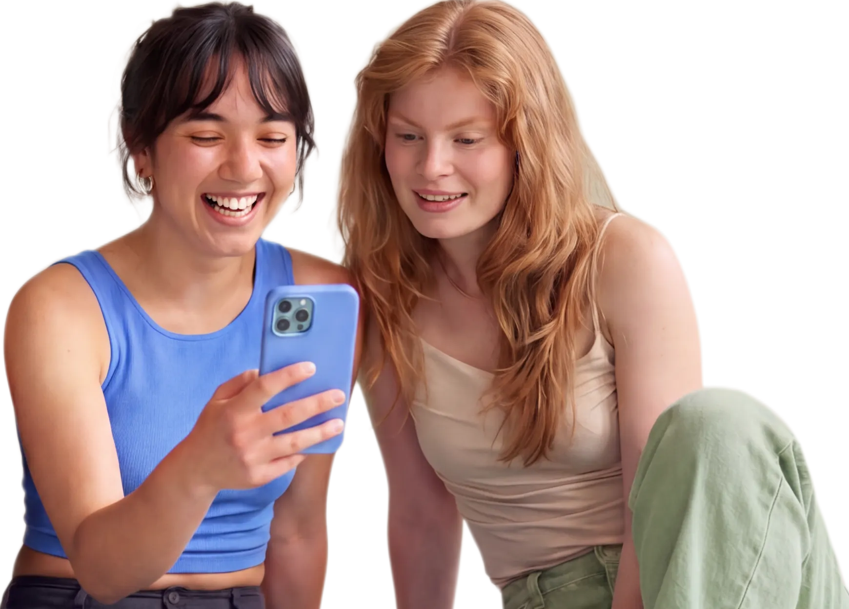 Zwei junge Frauen sitzen lachend zusammen und schauen auf ein Smartphone