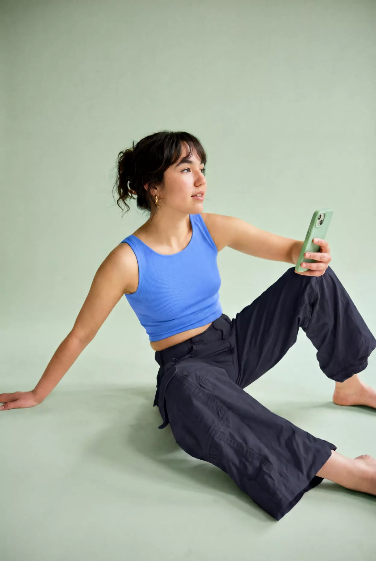 Junge Frau nutzt die easyTEL App zum Verwalten ihres Mobilfunktarifs